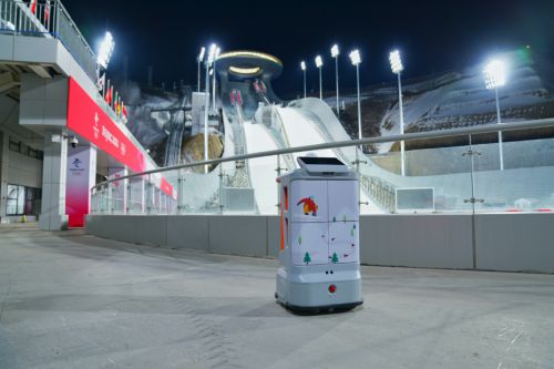 暢游在知識的海洋里,九號機器人成上海智慧圖書館 大明星